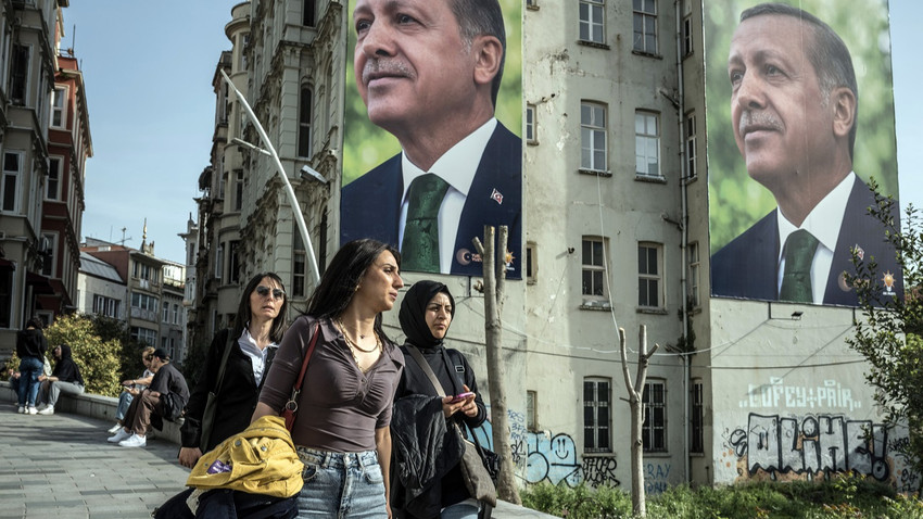 Cumhurbaşkanı Recep Tayyip Erdoğan'ın 15 Mayıs'tan bir seçim kampanyası afişi. Sinan Ogan'ın desteği, muhalefet lideri Kemal Kılıçdaroğlu'na karşı mücadele eden Cumhurbaşkanı'na güç veriyor (Fotoğraf: Sergey Ponomarev/The New York Times)