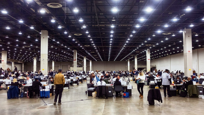 Geçen yılki ABD ara seçiminde Detroit’teki bir merkezde görevliler oyları sayıyor.