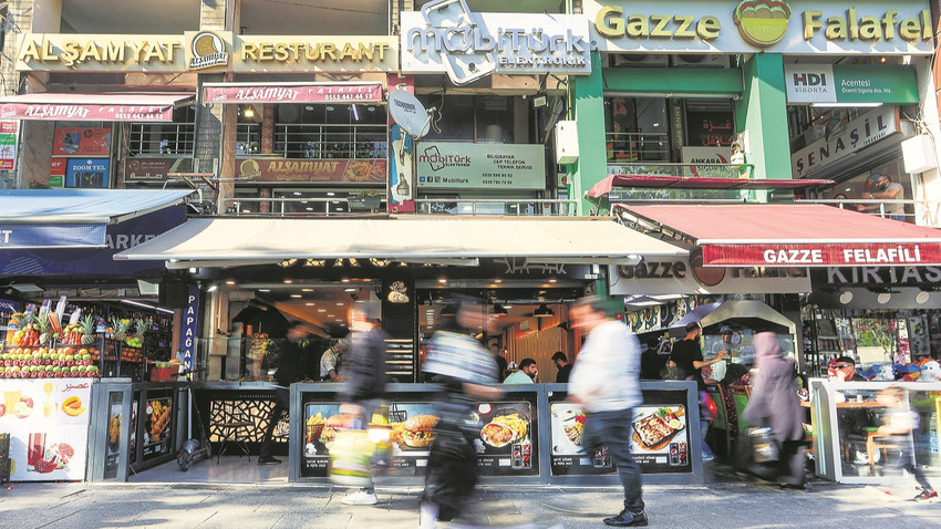 Fatih’in Yusufpaşa semtinde Suriyelilerin açtığı lokantalar yan yana sıralanıyor. En iyi müşterileri Arap turistler. (Fotoğraflar: Barış Acarlı)