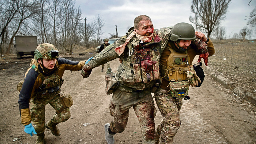 Sağlık görevlileri Donetsk bölgesindeki Bahmut’ta şarapnelle yaralanan bir Ukrayna askerine yardım ediyor. Kent haftalar süren çatışmaların sonunda Rus güçlerinin eline geçti.   Tyler HIcks/The New York TImes