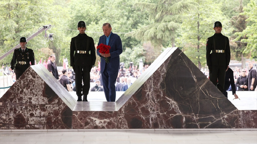 Erdoğan, Özal ile Erbakan'ın mezarlarını ziyaret etti