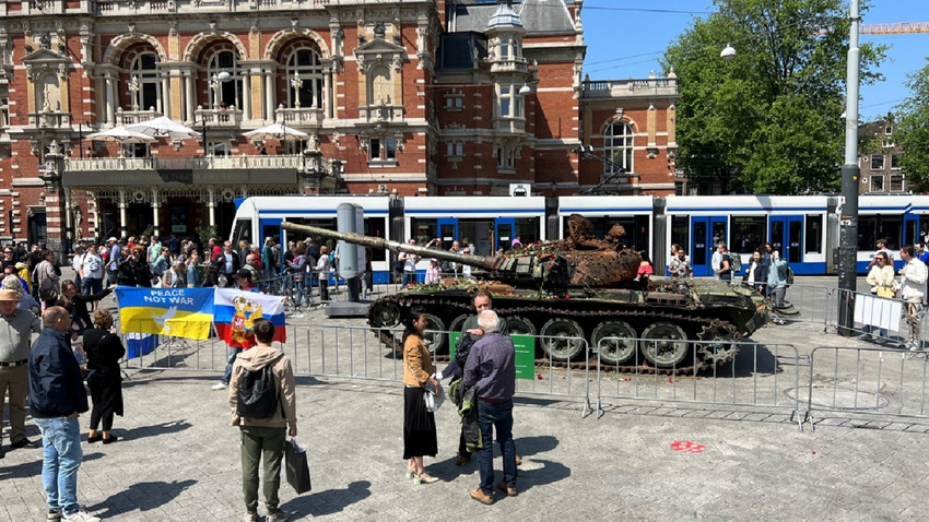 Savaşta tahrip edilen Rus tankı Amsterdam'da sergileniyor