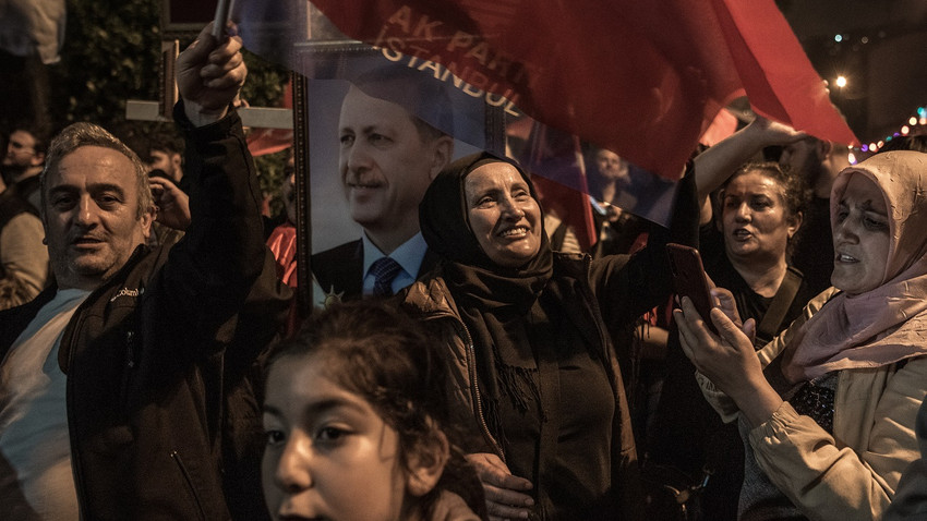 Cumhurbaşkanı Recep Tayyip Erdoğan'ın yeniden seçilmesini kutlayan destekçileri (Fotoğraf: Sergey Ponomarev/The New York Times)