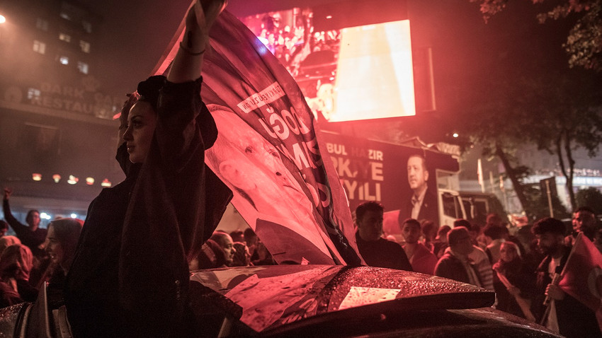 Cumhurbaşkanı Recep Tayyip Erdoğan'ın destekçileri 28 Mayıs günü İstanbul'da cumhurbaşkanlığı seçimlerindeki zaferini kutladı (Fotoğraf:Sergey Ponomarev/The New York Times)