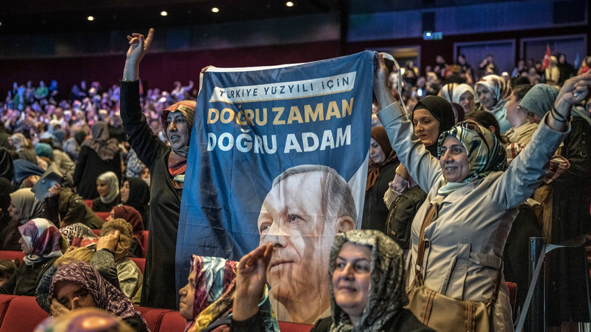 Kadınlar, Cumhurbaşkanı Erdoğan'ın 26 Mayıs'ta İstanbul'da katıldığı bir AK Parti etkinliğinde pankart tutuyorlar. (Fotoğraf: Sergey Ponomarev/The New York Times)