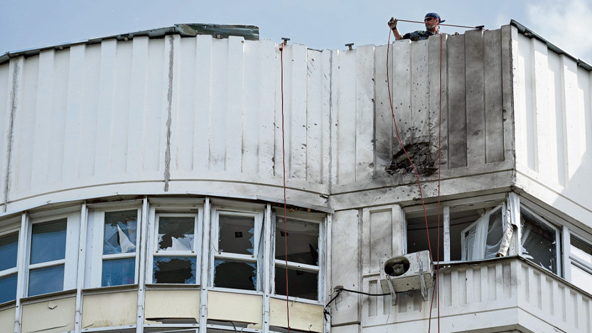 Bu haftaki drone saldırısında Moskova’daki bazı binalar ufak hasarlar gördü.