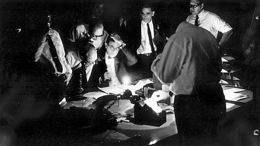 The  New York Times editörleri 10 Kasım 1965 günü yaşanan bir elektrik kesintisi anında gazetenin Manhattan’daki merkezinde çalışıyor.  (Fotoğraf: Pat Burns/The New York Times)