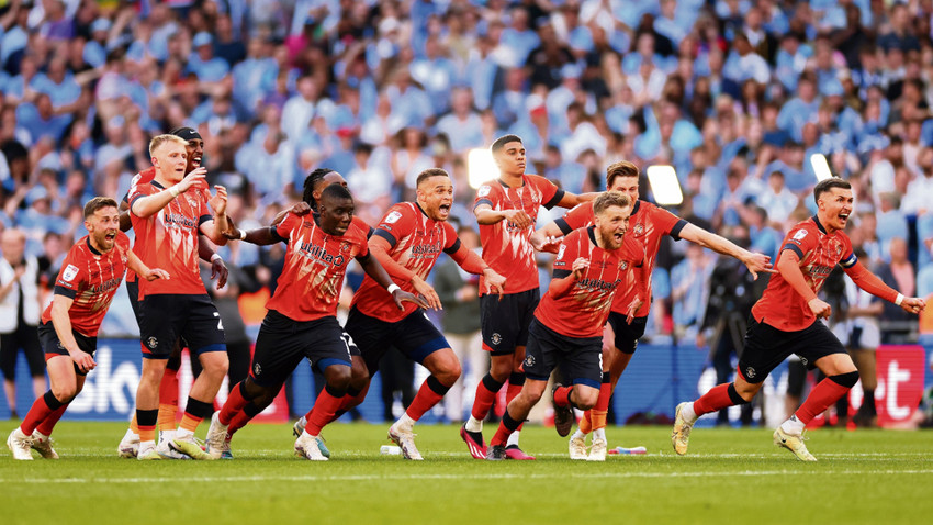 Luton Town oyuncuları seri penaltılarda Coventry’yi yenip Premier League’e yükselince sevinçten çılgına döndü. (Fotoğraf: Getty Images)
