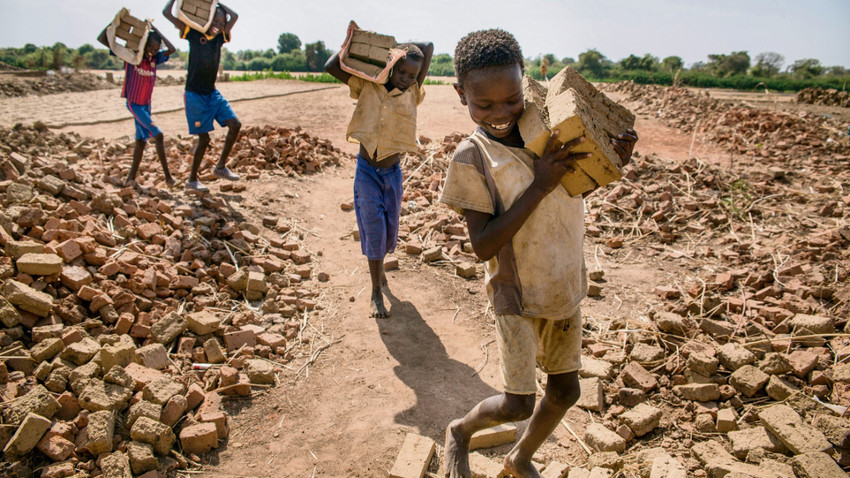 Güney Sudan’ın Nyamlel kasabası yakınındaki bir tuğla ocağında çalışan çocuklar.  (Fotoğraf: Getty Images)