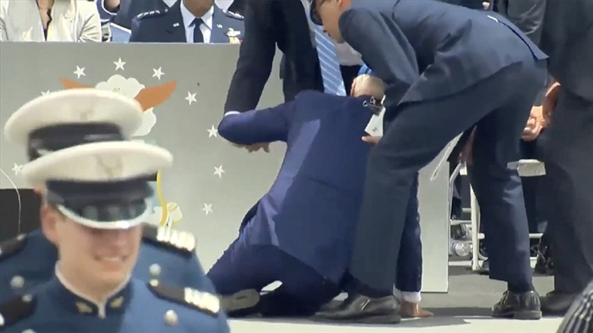 ABD Başkanı Biden askeri akademi öğrencilerinin mezuniyet töreninde sahnede yere düştü
