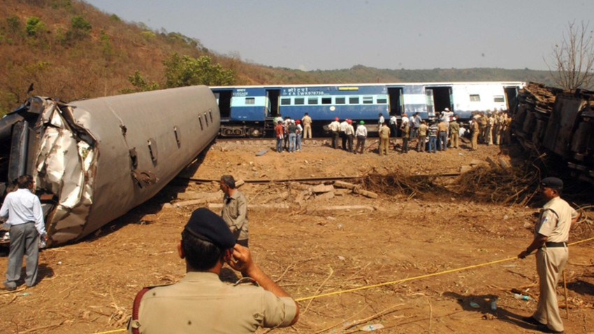 Hindistan'da dün meydana gelen tren kazasında ölü sayısı 233'e yükseldi