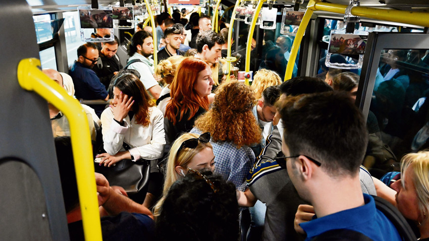 Kadınların yarısı metrobüste tedirgin