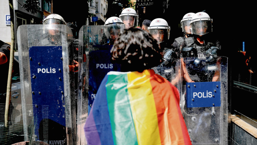 LGBTİ+ haklarını savunmak için düzenlenen gösterilere neredeyse hiç izin verilmiyor. Yine de sokağa çıkanlar polisin sert müdahalesiyle karşılaşıyor. Geçen yılki Onur Yürüyüşü’nde 400’e yakın kişi gözaltına alındı. (Fotoğraf: Getty Images)