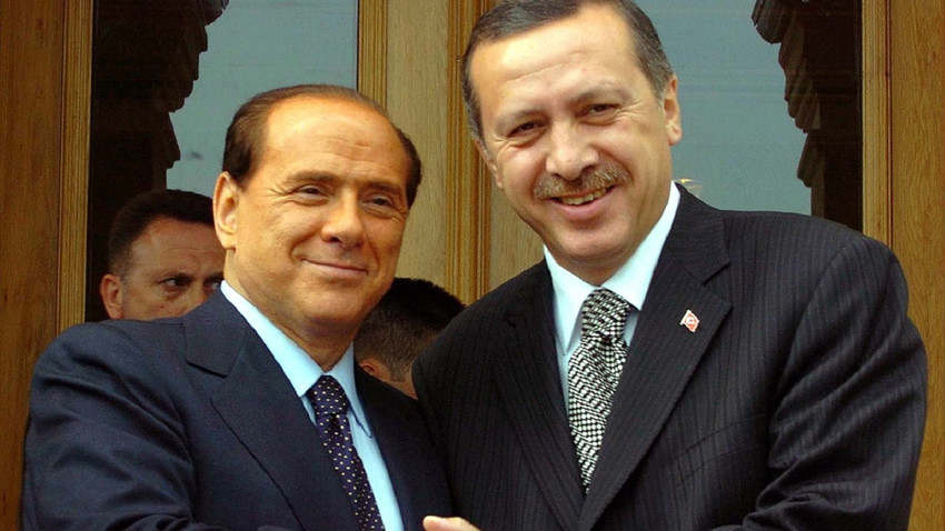 Fotoğraf: 25 Mayıs 2005'te dönemin İtalya Başbakanı Silvio Berlusconi, Başbakan Recep Tayyip Erdoğan ile Dolmabahçe'deki Başbakanlık Ofisi'nde bir araya gelmişti.