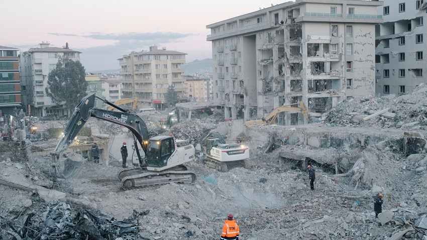 Kurtarma ekipleri, 6 Şubat'ta Türkiye'yi vuran, 50 binden fazla insanın ölümüne neden olan 7,8 büyüklüğündeki depremde en ölümcül bina çökmelerinden birinin yaşandığı Rönesans Rezidans'ta, 19 Şubat 2023 (Fotoğraf: Emin Özmen/The New York Times)