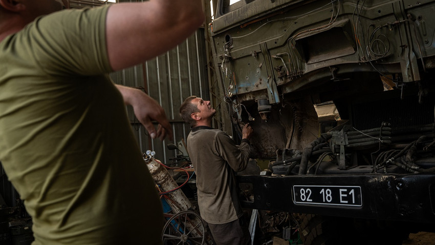 Kiev, Ukrayna'da bir askeri nakliye aracı tamir edilirken, 23 Mayıs 2023 (Fotoğraf: Nicole Tung/The New York Times)