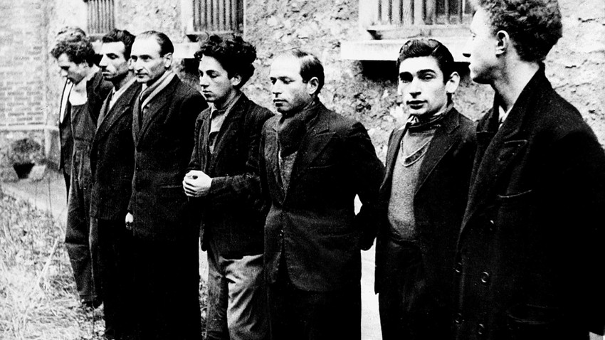 Misak Manuşyan (soldan üçüncü) ve arkadaşları 1943 yılının kasım ayında yakalandı. Ağır işkence altında üç ay sorgulandılar.