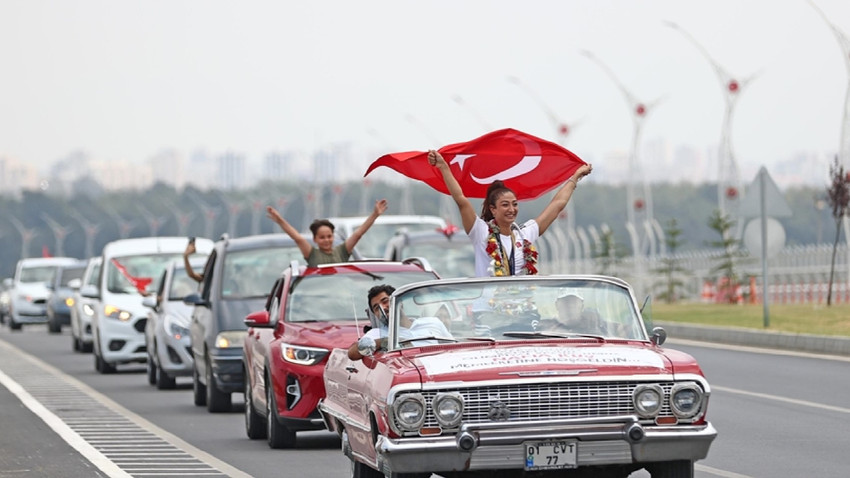 Şampiyon milli tekvandocu Nafia Kuş Adana'da klasik arabayla tur attı