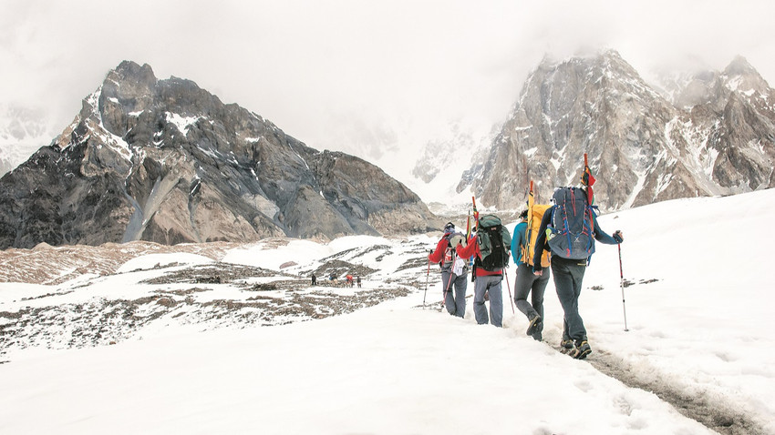 K2’ye çıkacak dağcılar ana kampta.