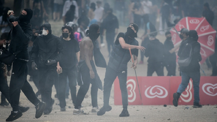 Fransa'da polis protestoları bastırmada yetersiz kalınca zırhlı araçlar devreye girdi