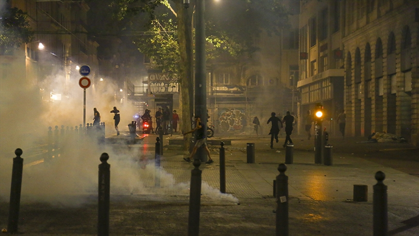 Fransız polisi Lyon'daki aşırı sağcı grubu biber gazıyla dağıttı