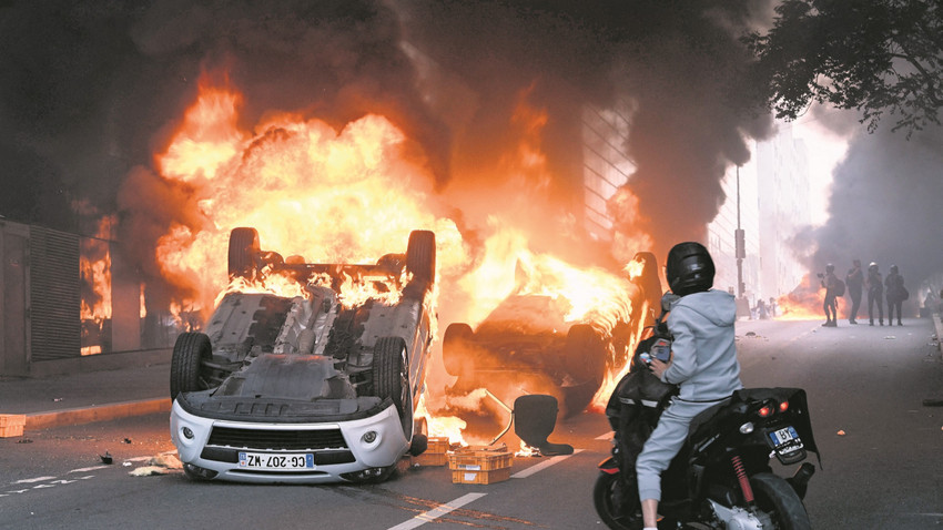 Paris’ten ülkeye yayılan gösterilerde 3 binin üzerinde araç ateşe verildi (Fotoğraf: Bertrand Guay - AFP via Getty Images)