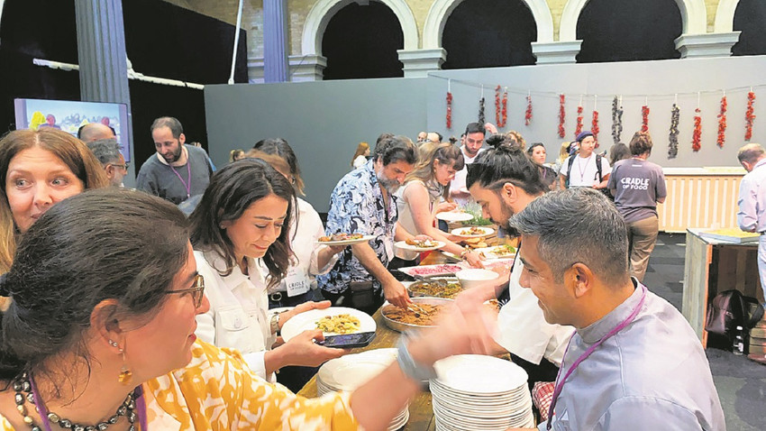 Bir gün önce hazırlanan yemek ve mezeler misafirlerce çok beğenildi.