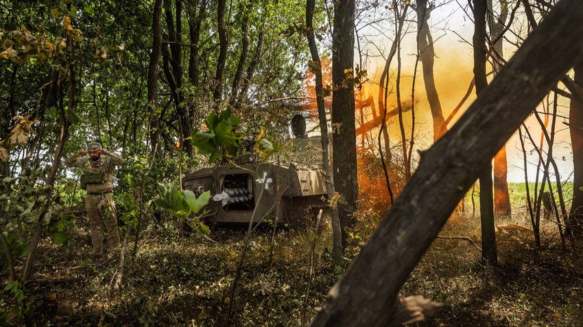 Ukrayna'nın 36. Tugayı'na bağlı askerler, 21 Haziran 2023'te Ukrayna'nın güneyindeki cephe hattına yakın Rus siperlerine topçu ateşi açtı. (Fotoğraf: David Guttenfelder/The New York Times)