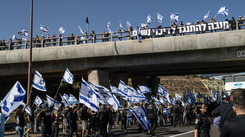 İsrail'de tartışmalı düzenleme ilk oylamada geçti: Protestocular yolları kapattı