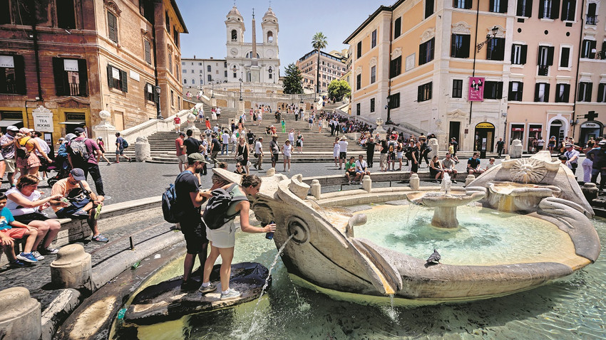 Roma’daki Piazza di Spagna’da yer alan Barcaccia Çeşmesi’nde serinlemeye çalışan turistler