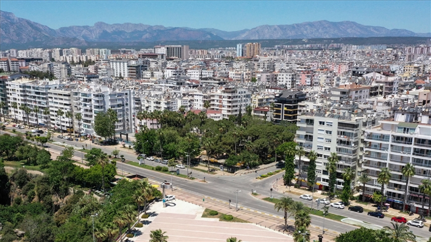 Antalya'da sıcaklıklar 44 dereceye çıktı: Sokak ve caddeler boş kaldı