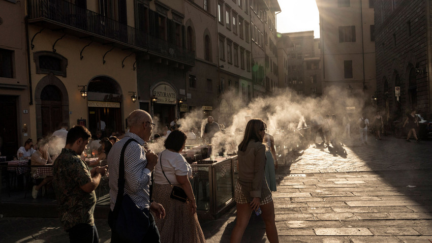 İtalya'daki restoranlarda müşterileri serinletmek için su buharı püskürtülüyor (Francesca Volpi/The New York Times)