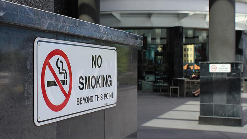 Hong Kong Sağlık Bakanı'ndan sıra dışı çözüm: Yasak alanlarda sigara içenlere dik dik bakın