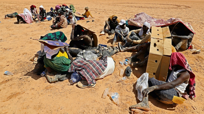 16 Temmuz’da çekilen bu fotoğrafta Tunuslu yetkililer tarafından Libya sınırında bir noktada, güneşin altında susuz bırakıldıklarını söyleyen Afrikalı göçmenler görünüyor. Tunus’un AB ile geri kabul anlaşması bu göçmenleri kapsamıyor.