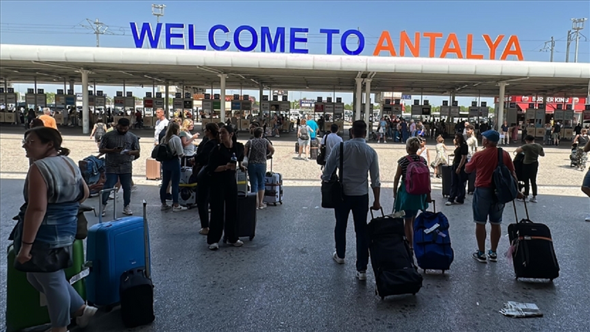 Antalya'ya hava yolu bir günde 99 bin 149 turist geldi