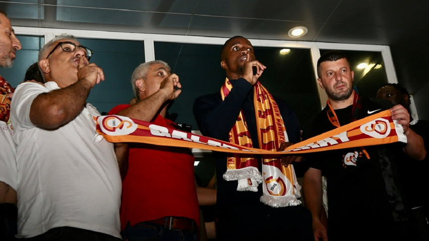 Galatasaray'dan Fenerbahçe'ye yılın çalımı: Zaha'yı KAP'a bildirdi