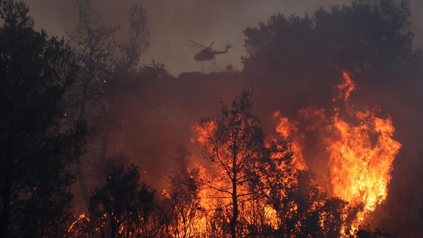 İngiltere yangınlar nedeniyle Yunanistan'daki vatandaşlarını tahliye çalışmalarını hızlandırıyor