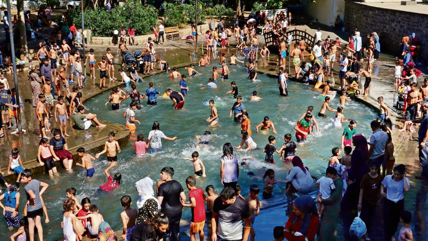 Sıcaktan bunalan Diyarbakırlı çocuklar yer altı sularının oluşturduğu Anzele havuzunu doldurdu. Aşırı sıcağın yaz boyu sürmesinden endişe ediliyor. (Fotoğraf:  Mehmet Masum Suer/ Getty Images)