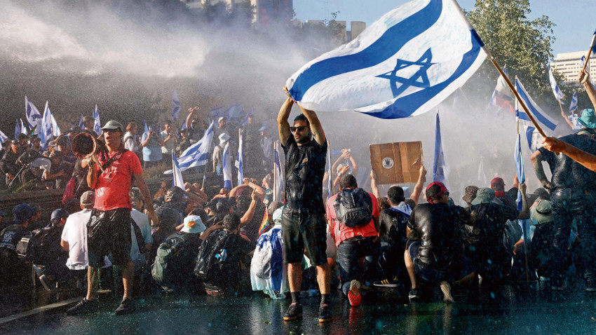 Netanyahu’nun yargı reformu konusundaki inadı İsraillilerin umudunu kırmak üzere. 52 bin dolarlık kişi başı gelirle Avrupa’yı geride bırakan İsraillilerin yüzde 28’i ülkeden gitmeyi düşünürken, yüzde 58’i iç savaş çıkmasından korkuyor.