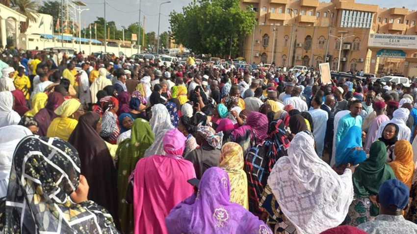 Fransa Nijer'e yönelik tüm mali yardımlarını askıya aldı
