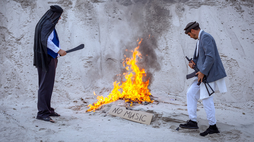 Taliban 'ahlaksız' ilan ederek müzik aletlerini ateşe verdi