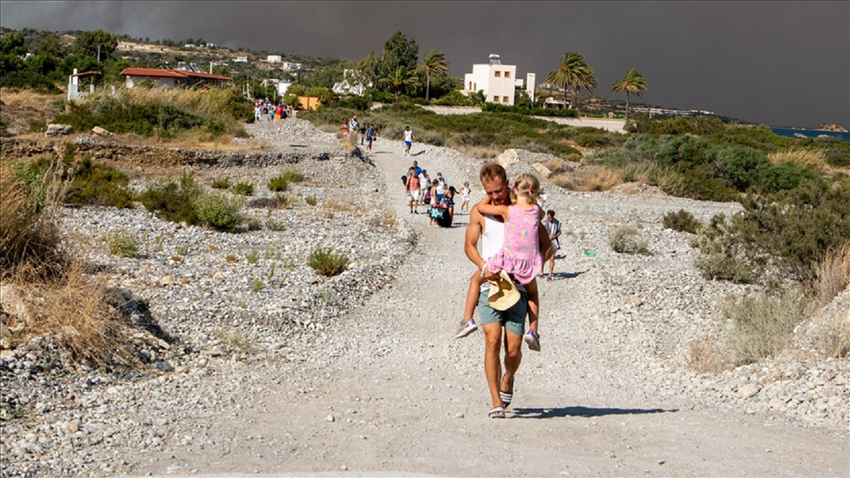 Fotoğraf: Yunanistan, Rodos Adası'ndaki orman yangınlarından tahliye edilen insanlar