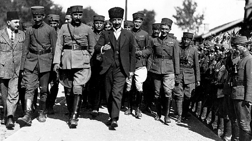 Antlaşma sürecinden İsmet Paşa’nın yer aldığı bir kare