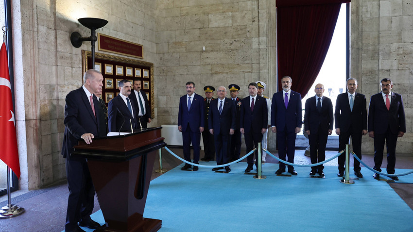 Cumhurbaşkanı Recep Tayyip Erdoğan, Yüksek Askerî Şûra (YAŞ) Toplantısı öncesinde, YAŞ üyeleriyle birlikte Anıtkabir’i ziyaret etti