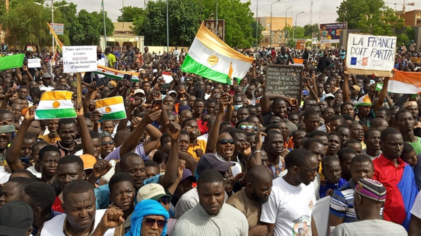 Fransa Nijer'deki cuntanın askeri işbirliği anlaşmalarını fesih kararını tanımadığını duyurdu