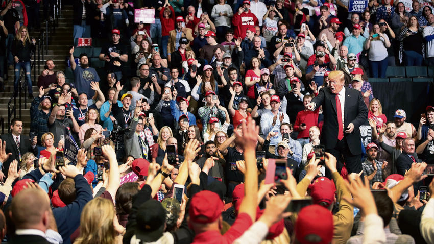 Trump, 28 Mart 2019’da Michigan Grand Rapids’deki Van Andel Arena’da bir miting sırasında destekçilerini selamlıyor.  (Fotoğraf: Scott Olson/Getty Images)