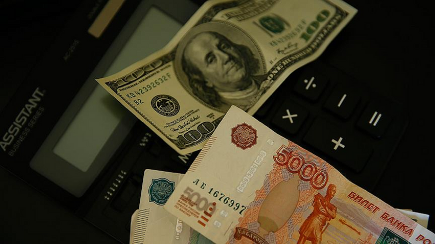 Dolar/ruble paritesi Mart 2022’den bu yana ilk defa 100’ü geçti