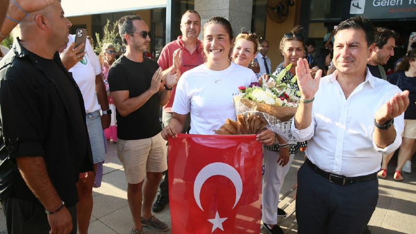 Vatandaşların yoğun tezahüratlarda bulunduğu Türkoğlu'na Bodrum Belediye Başkanı Ahmet Aras çiçek takdim etti