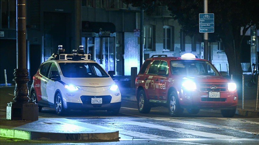 İnterneti kopan robot taksiler trafiği birbirine kattı