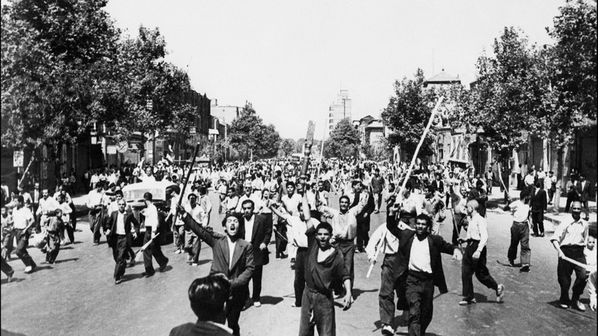 15 Ağustos 1953’te monarşi yanlıları Başbakan Musaddık’a karşı sokaklara döküldü. Olay, petrol sahalarını geri isteyen İngiltere’nin ABD ile ortak planıydı. Monarşi yanlıları darbeden 11 gün sonra bir gazeteyi ateşe verdikten sonra gösteri yapıyor.